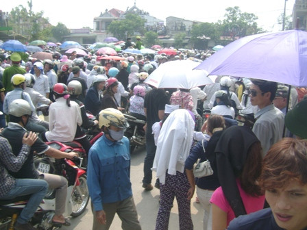 Biển người đang nối đuôi nhau đi về Vũng Chùa, nơi an nghỉ của Đại tướng