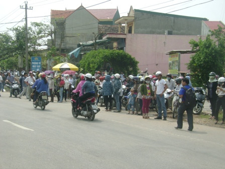 Người dân 2 bên đường đợi xe chở linh cữu Đại tướng đi qua