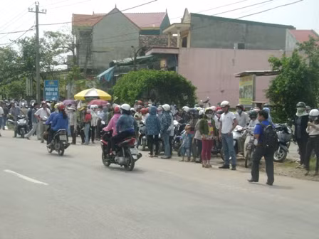 Người dân 2 bên đường đợi xe chở linh cữu Đại tướng đi qua