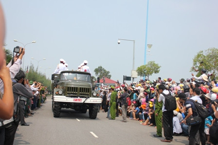 Đoàn xe chở linh cữu Đại tướng đi qua