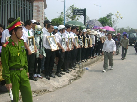 Dòng người cầm di ảnh Đại tướng đướng 2 bên đường