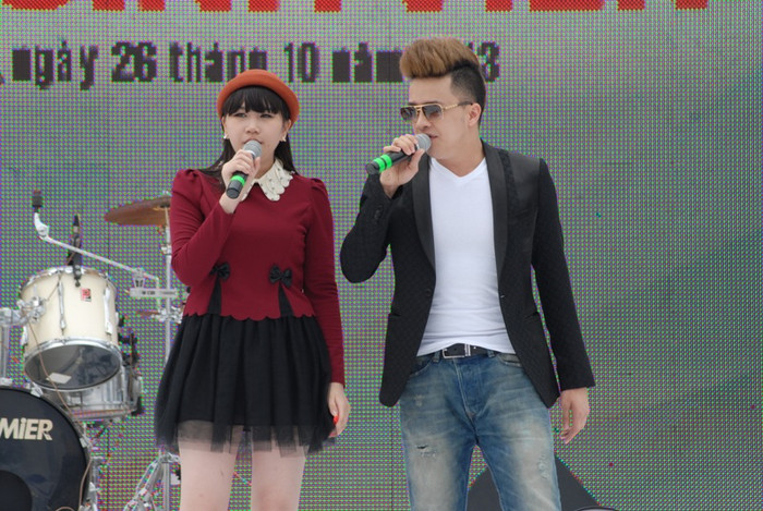 Tha thiết trong màn “Song ca cùng thần tượng” với ca sĩ Cao Thái Sơn. Tha thiết trong màn “Song ca cùng thần tượng” với ca sĩ Cao Thái Sơn.