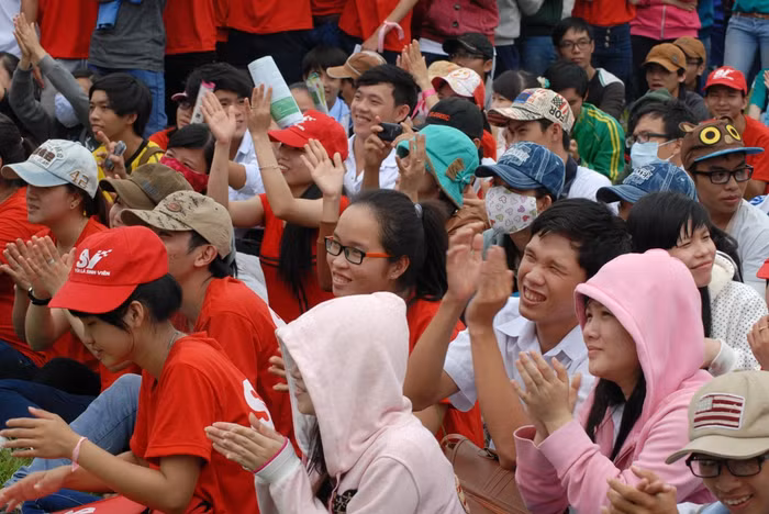 Những bạn trẻ không tham gia trình diễn theo dõi rất chăm chú bất chấp trời nắng nóng.