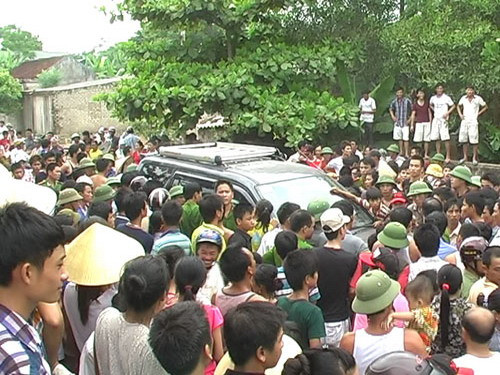 Ngày 10.6, tại xã Tân Thành (H.Yên Thành, Nghệ An), người dân địa phương cũng vây đánh hai người trộm chó, khiến một người tử vong sau đó tại bệnh viện. Lúc công an xã đến đưa hai người trộm chó đi bệnh viện, người dân địa phương còn chặn cả xe cấp cứu, vây xe công an... vì phẫn nộ với hành vi trộm chó - Ảnh: N.Phê Ngày 10.6, tại xã Tân Thành (H.Yên Thành, Nghệ An), người dân địa phương cũng vây đánh hai người trộm chó, khiến một người tử vong sau đó tại bệnh viện. Lúc công an xã đến đưa hai người trộm chó đi bệnh viện, người dân địa phương còn chặn cả xe cấp cứu, vây xe công an... vì phẫn nộ với hành vi trộm chó - Ảnh: N.Phê