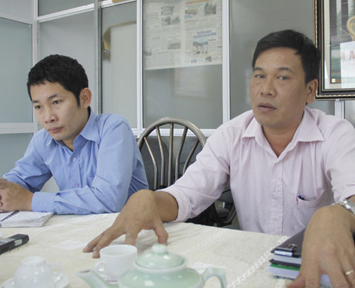 Ông Nguyễn Hoàng Phương (phải) - Phó chủ tịch Công đoàn Ngân hàng Chính sách Xã hội, lý giải về việc hợp tác với "nhà ngoại cảm" Nguyễn Thanh Thúy để tìm hài cốt được cho là hài cốt liệt sĩ Ông Nguyễn Hoàng Phương (phải) - Phó chủ tịch Công đoàn Ngân hàng Chính sách Xã hội, lý giải về việc hợp tác với "nhà ngoại cảm" Nguyễn Thanh Thúy để tìm hài cốt được cho là hài cốt liệt sĩ