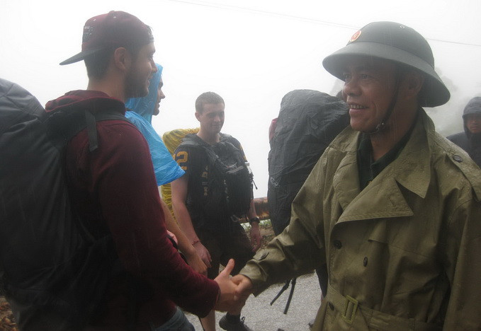 Các du khách cảm ơn những người bạn Việt Nam