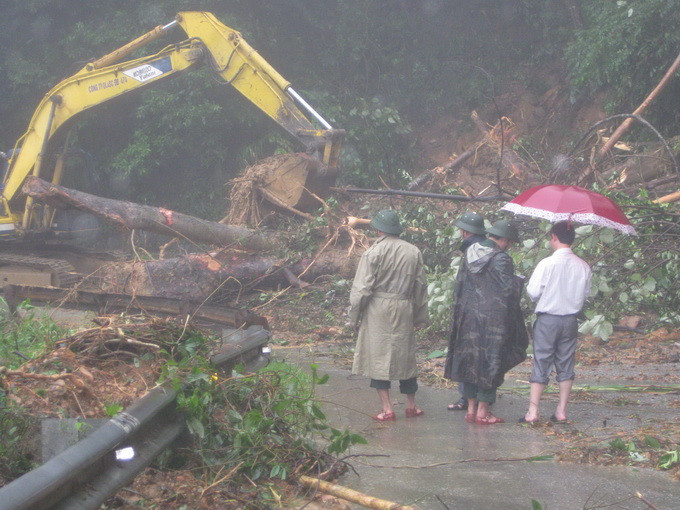 Nhiều đoạn đường bị sạt lở nghiêm trọng