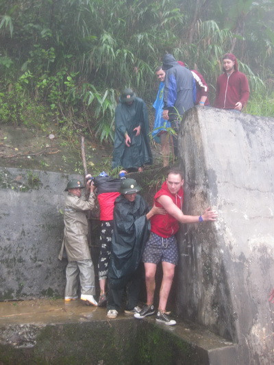 Các du khách nước ngoài được đưa ra khỏi đoạn đường sạt lở nguy hiểm