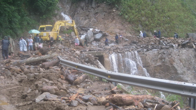 Một đoạn quốc lộ 8 ngổn ngang do sạt lở