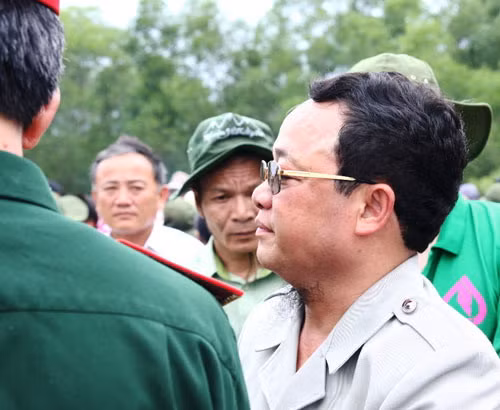 Người tự xưng là "nhà tâm linh", tức "cậu Thủy" (đeo kiếng)