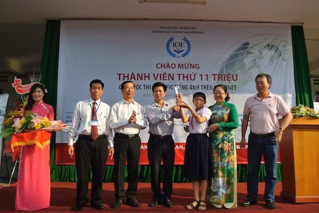TS.Nguyễn Trọng Hoàn trao Cup kỷ niệm Thành viên thứ 11 triệu cho em Vũ Thị Huyền Diệu.