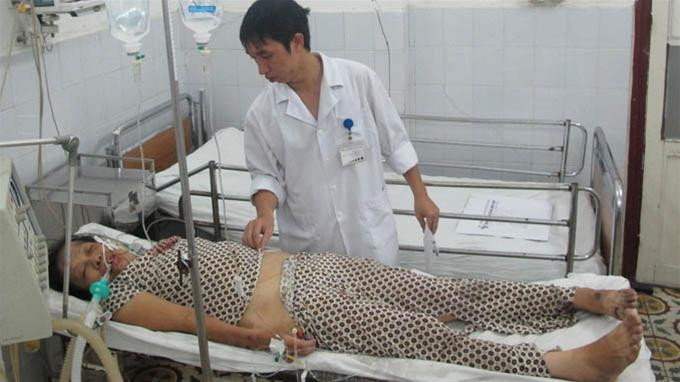 Nạn nhân Nguyễn Thị Mai bị chấn thương sọ não, đang được cấp cứu tại bệnh viện Việt-Tiệp - Ảnh: Thân Hoàng Nạn nhân Nguyễn Thị Mai bị chấn thương sọ não, đang được cấp cứu tại bệnh viện Việt-Tiệp - Ảnh: Thân Hoàng