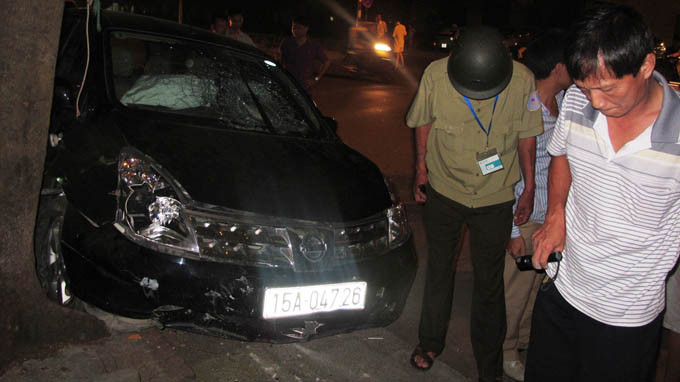 Chiếc xe ô tô gây tai nạn bị hư hỏng nặng - Ảnh: Thân Hoàng Chiếc xe ô tô gây tai nạn bị hư hỏng nặng - Ảnh: Thân Hoàng