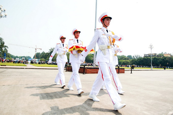 Sau gần 20 phút nghi lễ kéo cờ rủ đã chính thức khép lại, từ 12g trưa 11-10 cả nước bắt đầu quốc tang - Ảnh: Nguyễn Khánh Sau gần 20 phút nghi lễ kéo cờ rủ đã chính thức khép lại, từ 12g trưa 11-10 cả nước bắt đầu quốc tang - Ảnh: Nguyễn Khánh