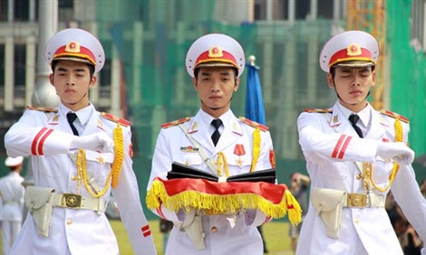 Ba sĩ quan thuộc Bộ Tư lệnh Bảo vệ Lăng Chủ tịch Hồ Chí Minh mang theo dải băng tang để buộc vào lá cờ tổ quốc. Ảnh: Công Khanh Ba sĩ quan thuộc Bộ Tư lệnh Bảo vệ Lăng Chủ tịch Hồ Chí Minh mang theo dải băng tang để buộc vào lá cờ tổ quốc. Ảnh: Công Khanh