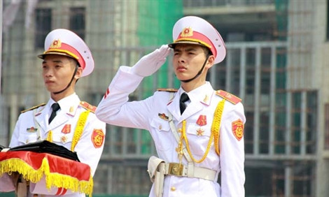 Trước khi tiến hành nghi thức treo cờ rủ, các sĩ quan chào cờ như thường lệ../tienphong Trước khi tiến hành nghi thức treo cờ rủ, các sĩ quan chào cờ như thường lệ../tienphong