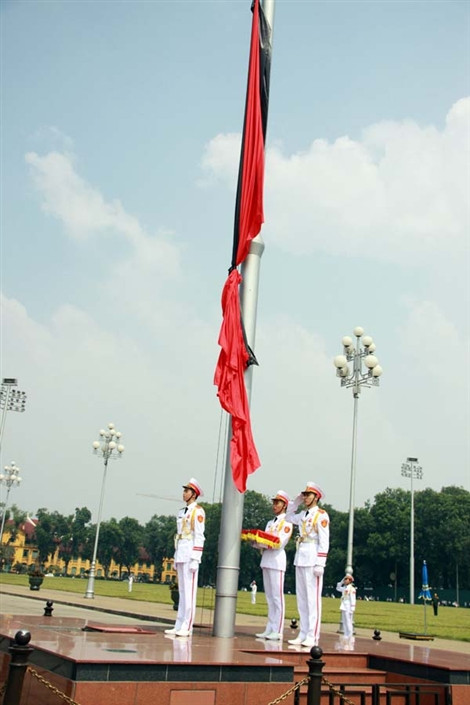 Bắt đầu từ 12h hôm nay, các công sở, nơi công cộng treo cờ rủ, mọi hoạt động vui chơi giải trí được tạm ngừng cho tới 12 giờ ngày 13/10/2013 để tri ân vị Đại tướng của Nhân dân, người có nhiều công lao to lớn đối với sự nghiệp cách mạng của Đảng và dân tộc Việt Nam. Ảnh: Công Khanh/tienphong Bắt đầu từ 12h hôm nay, các công sở, nơi công cộng treo cờ rủ, mọi hoạt động vui chơi giải trí được tạm ngừng cho tới 12 giờ ngày 13/10/2013 để tri ân vị Đại tướng của Nhân dân, người có nhiều công lao to lớn đối với sự nghiệp cách mạng của Đảng và dân tộc Việt Nam. Ảnh: Công Khanh/tienphong