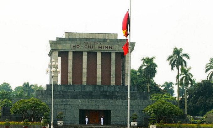 Cờ rủ tại quảng trường Ba Đình - Ảnh: Nguyễn Khánh Cờ rủ tại quảng trường Ba Đình - Ảnh: Nguyễn Khánh