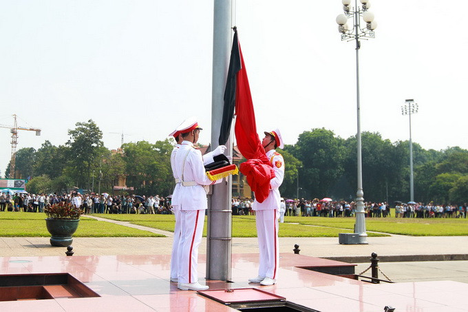 Đội danh dự cẩn thận kéo cờ rủ - Ảnh: Nguyễn Khánh Đội danh dự cẩn thận kéo cờ rủ - Ảnh: Nguyễn Khánh