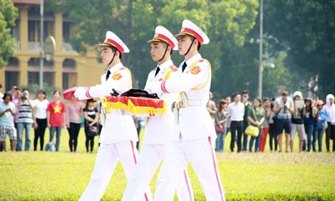 Dù thời điểm treo cờ rủ vào giữa trưa nhưng có rất đông người dân tới quảng trường Ba Đình để chứng kiến nghi lễ đặc biệt này. ./tienphong Dù thời điểm treo cờ rủ vào giữa trưa nhưng có rất đông người dân tới quảng trường Ba Đình để chứng kiến nghi lễ đặc biệt này. ./tienphong