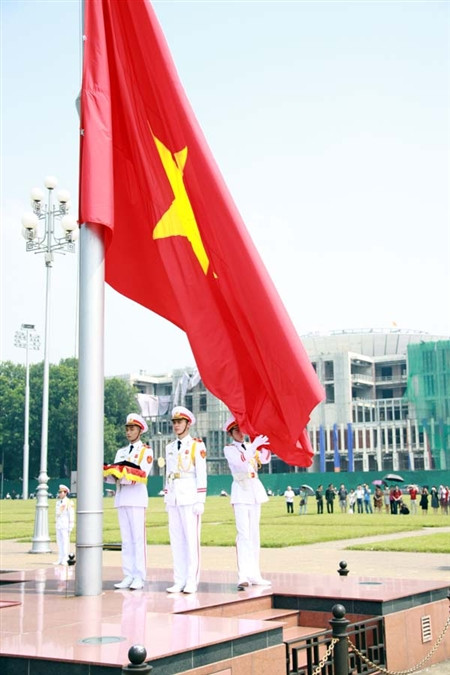 Lễ hạ cờ. ./tienphong Lễ hạ cờ. ./tienphong