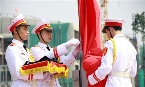 Các chiến sĩ thuộc Bộ Tư lệnh Bảo vệ Lăng tỉ mỉ trong từng động tác. Ảnh: Công Khanh./tienphong Các chiến sĩ thuộc Bộ Tư lệnh Bảo vệ Lăng tỉ mỉ trong từng động tác. Ảnh: Công Khanh./tienphong