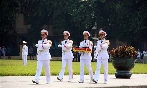 Đúng 12h trưa 11/10, Lễ treo cờ rủ bắt đầu. Ảnh: Công Khanh./tienphong Đúng 12h trưa 11/10, Lễ treo cờ rủ bắt đầu. Ảnh: Công Khanh./tienphong