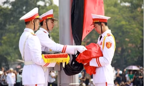 Dải băng đen được buộc vào lá cờ Tổ quốc../tienphong