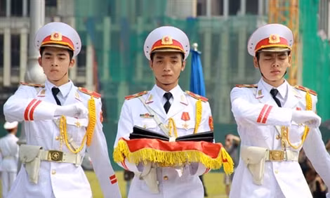 Ba sĩ quan thuộc Bộ Tư lệnh Bảo vệ Lăng Chủ tịch Hồ Chí Minh mang theo dải băng tang để buộc vào lá cờ tổ quốc. Ảnh: Công Khanh