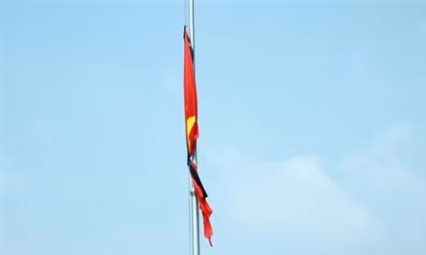 Tới 12h ngày 13/10 sẽ diễn ra Lễ hạ cờ rủ, chấm dứt 2 ngày Quốc tang.. Ảnh: Công Khanh/tienphong