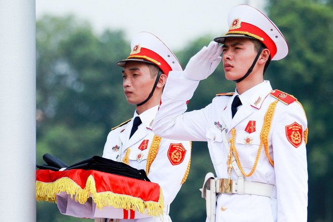 Đúng 9g đội danh dự đưa lá cờ Tổ quốc có gắn cờ rủ làm lễ chào cờ tại quảng trường Ba Đình - Ảnh: Nguyễn Khánh Đúng 9g đội danh dự đưa lá cờ Tổ quốc có gắn cờ rủ làm lễ chào cờ tại quảng trường Ba Đình - Ảnh: Nguyễn Khánh