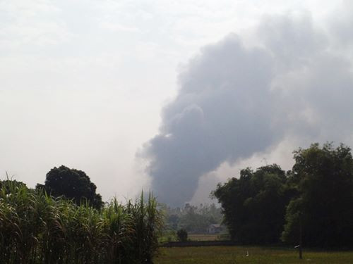 Cột khói bốc lên cao sau vụ nổ - (Ảnh cắt từ Clip) Cột khói bốc lên cao sau vụ nổ - (Ảnh cắt từ Clip)