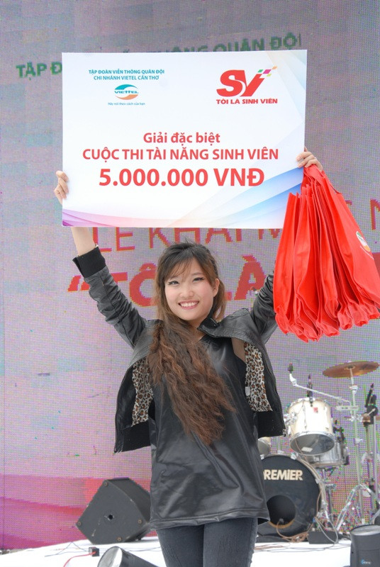 Và đây là người lên nhận giải chiến thắng trong cuộc thi tài năng sinh viên – tiết mục sẽ được tham dự chương trình nghệ thuật diễn ra vào buổi tối với sự góp mặt của ca sĩ Đàm Vĩnh Hưng, Đan Trường... Và đây là người lên nhận giải chiến thắng trong cuộc thi tài năng sinh viên – tiết mục sẽ được tham dự chương trình nghệ thuật diễn ra vào buổi tối với sự góp mặt của ca sĩ Đàm Vĩnh Hưng, Đan Trường...
