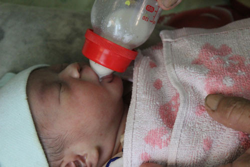 Đến sáng nay đứa bé đã bú rất nhiều do bị bỏ đói Đến sáng nay đứa bé đã bú rất nhiều do bị bỏ đói