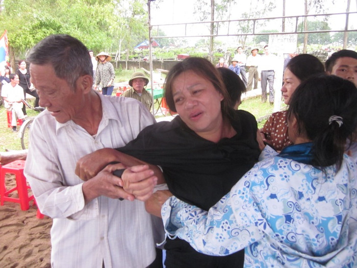 Vợ ông Dũng đau đớn trong lễ tang chồng chiều 2/10. Ảnh: Hải Bình. Vợ ông Dũng đau đớn trong lễ tang chồng chiều 2/10. Ảnh: Hải Bình.