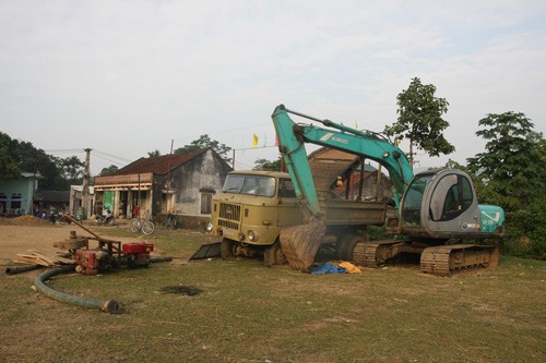 Máy móc, phương tiện khai thác vàng bị người dân thu giữ đưa về sân vận động thôn Bôi Câu - Ảnh: Hoàng Trang