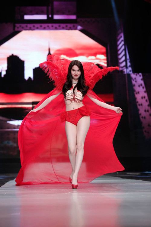 Một màn biểu diễn của Đêm hội chân dài 7.