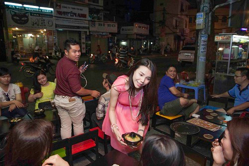 Và kiêm luôn nhân viên phục vụ khách hàng.