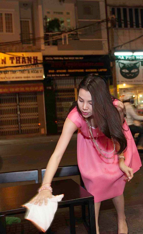 Trà Hằng tự tay lau dọn bàn ghế.