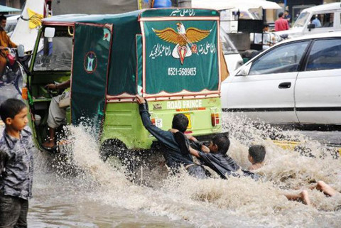 Bám theo xe để trượt nước.