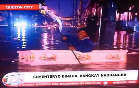 Quan tài cũng được đưa ra làm thuyền chống lũ.