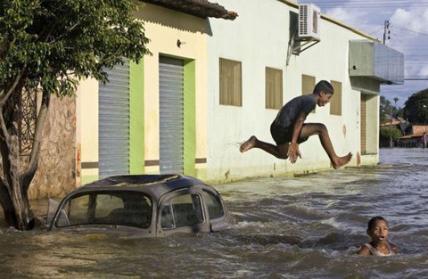 Thú vui của trẻ em ngày mưa lũ.