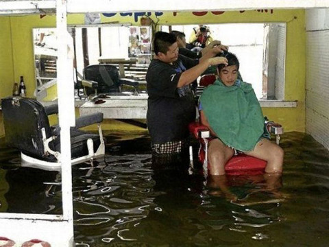 Mấy ngày mưa nên tóc mọc dài hơn thì phải.