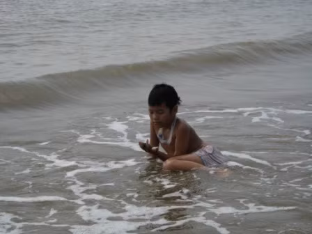 Chỉ với trẻ nhỏ vô lo, vẻ đẹp trời ban của Sầm Sơn không chút suy suyển bởi những gì diễn ra bên ngoài mặt nước.