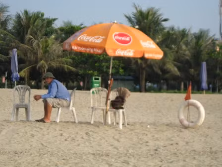 Giá thuê ghế được quy định 20.000 đòng/lượt, nhưng nếu ngồi “nhờ” ghế dưới ô cứu hộ thì giá chỉ có 10.000 đồng/lượt và ở đây lúc nào cũng sẵn ghế trống.