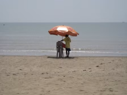 Nhưng nội quy ở đây được tuân thủ rất nghiêm chỉnh. Cứ đúng 10 giờ sáng và sáu giờ tối, nhân viên cứu hộ sẽ đi dọc bãi biển, tuýt còi và vẫy cờ, báo hiệu hết giờ tắm, rồi xếp ghế thành chồng trước khi kết thúc ca làm việc.