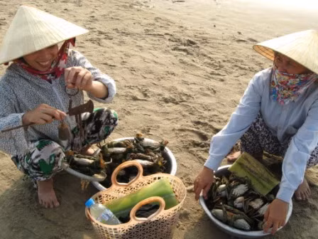 Người phụ nữ nở nụ cười mãn nguyện khi bán được hàng. Nhưng người mua ít có cơ hội được nở nụ cười như vậy vì trình mặc cả của họ luôn đuối hơn trình nói thách của người bán. Phát hiện ra sự thật đó có thể làm cho kỳ nghỉ bên bãi biển đẹp nhất nhì miền bắc của bạn ít nhiều mất vui.