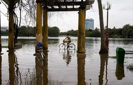 Đạp xe thư giãn bên bờ hồ Bảy Mẫu.
