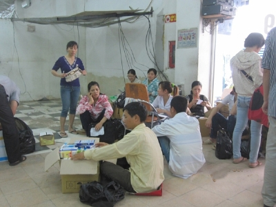 Nhân viên nhà thuốc phải kê ghế làm việc xử lý công nợ. Ảnh: A.M.