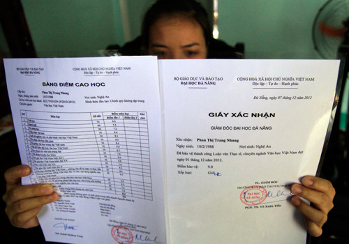 Nhung tốt nghiệp thạc sĩ ngành Văn học Việt Nam (Đại học Đà Nẵng) với số điểm 9.0. Ảnh: Nguyễn Đông Nhung tốt nghiệp thạc sĩ ngành Văn học Việt Nam (Đại học Đà Nẵng) với số điểm 9.0. Ảnh: Nguyễn Đông